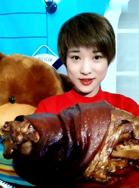 吴小妮直接吃卤肘子皮,最爱还是肥肉,浓香软糯,真好吃!