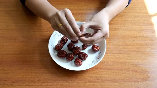 不用剪刀不用刀,快速去枣核小妙招,简单实用不伤手,省时又省力