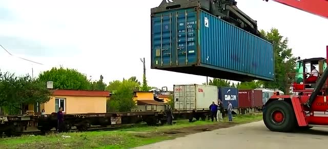 集装箱拎起来放火车上,真的是大力士!