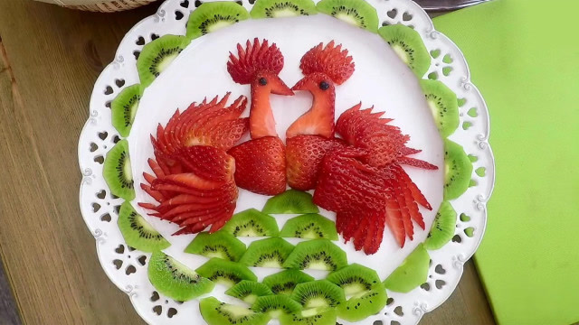 如何用应季水果草莓,做漂亮的孔雀摆盘?