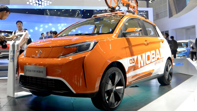 摩拜共享汽车参加北京车展 车身涂装很亮眼 车顶背了一台单车