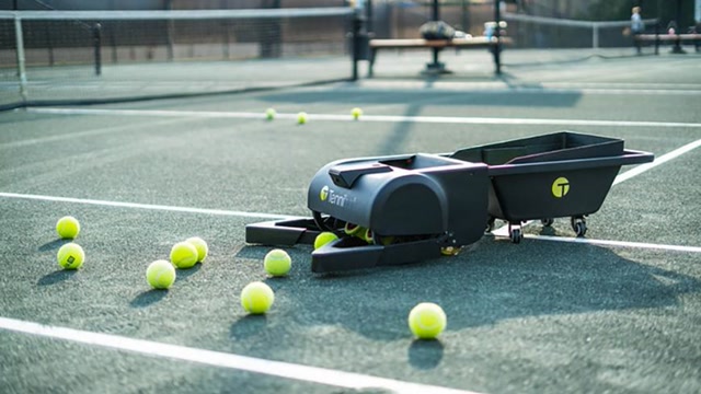 新奇的智能机器人,专门捡网球,要用科技替代人类的工作