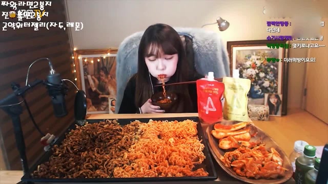 韩国大胃王妹子吃火鸡面,小姑娘咋那么能吃有那么美呢!