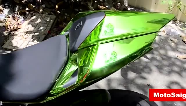 亮得闪瞎眼实拍镀铬骚绿色杜卡迪1199重机车