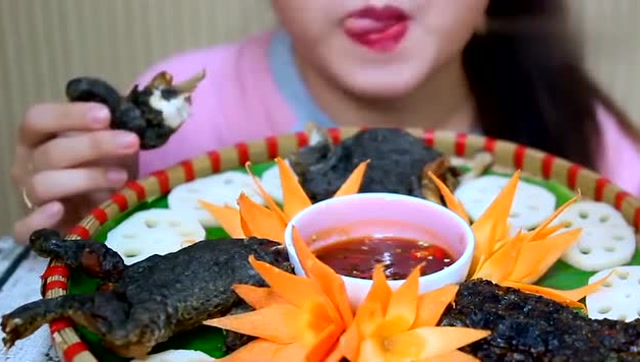 大胃王美女吃油炸青蛙加藕片,声清脆,吃得真馋人