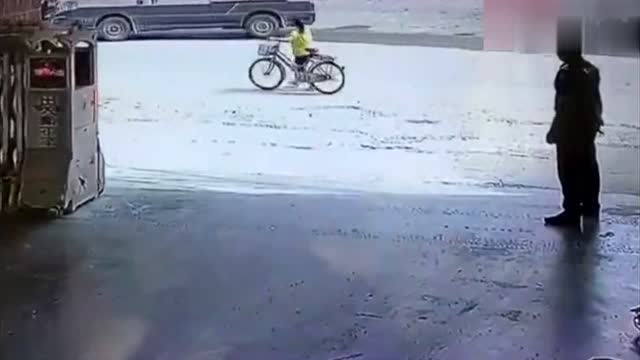 实拍:没有校牌你也敢进来,保安一脚踢飞老鼠