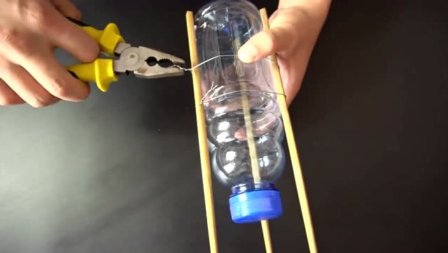 利用矿泉水瓶自制自动浇水神器,超实用的生活小技巧