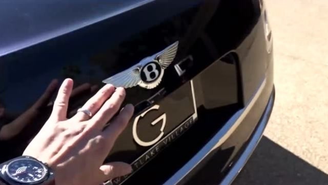 买1000万的宾利汽车送了一把雨伞,打开后备箱以后才叫霸气!