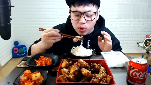 韩国大嘴小哥吃炸鸡,搭配大块腌瓜,大口吃饭大口吃肉