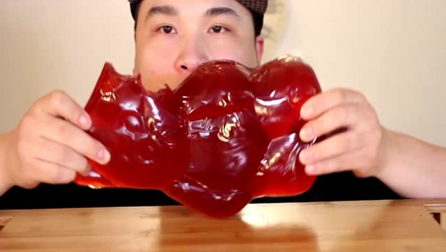 韩国大胃王胖哥,吃超大的小熊软糖,一口咬下去满满的儿时回忆!