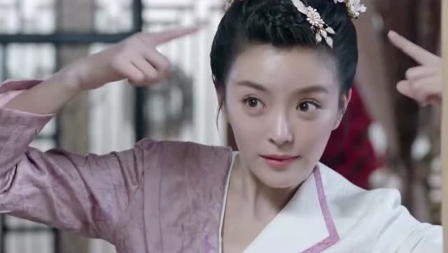 《萌妻食神》阿阮跟穿越女讨教倒追男神秘诀,走起舞步简直看傻男主