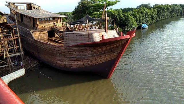 都什么年代了?还有这么大的木头船!