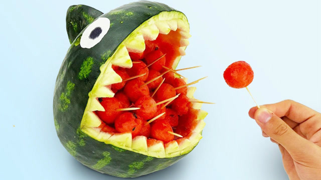 创意diy,把西瓜做成张大嘴的怪兽,是不是有很想吃掉它的冲动?
