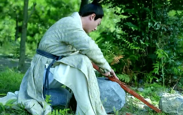 花千骨:白子画将桃木剑送给汇过去当生辰礼物,高兴了.