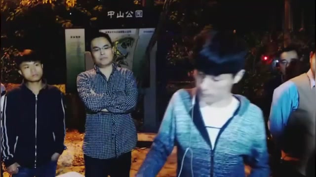 残疾歌手王亮户外动情演唱《父亲》我愿用我一切 换你岁月长留