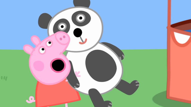 小猪佩奇在游乐场获得熊猫玩偶