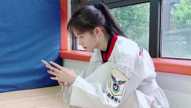 鞠婧祎练跆拳道帅气高抬腿 托腮浅笑