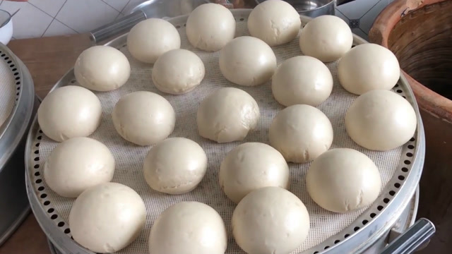 农村婆婆蒸馒头,光看团馍馍那一下就饿了