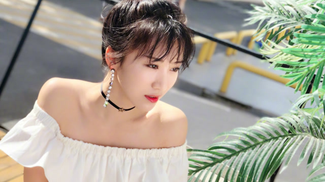 辣妈李念晒照大秀香肩锁骨 空气刘海丸子头超少女