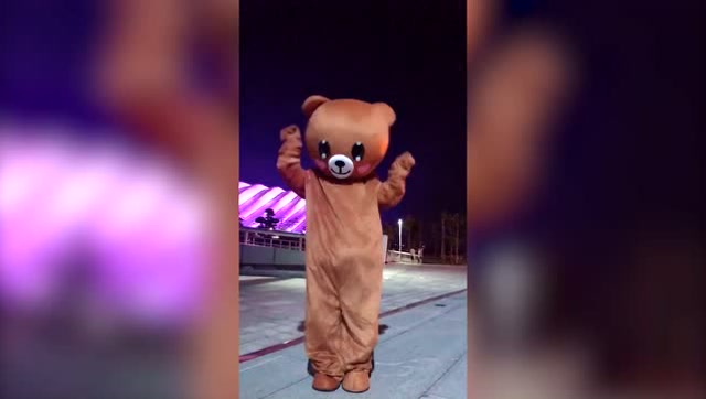 可爱的网红熊,跳起了萌萌地舞蹈,好可爱!