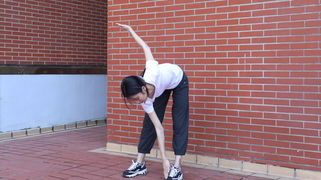 5天瘦四斤,主要瘦肚子和四肢,每天坚持弯腰摸脚即可