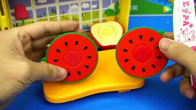 《玩乐三分钟》玩具宝宝切苹果 好新鲜的苹果啊