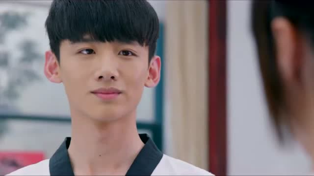 旋风少女:百草对喻初原互诉衷肠,一旁的若白难过的离开了,心疼!