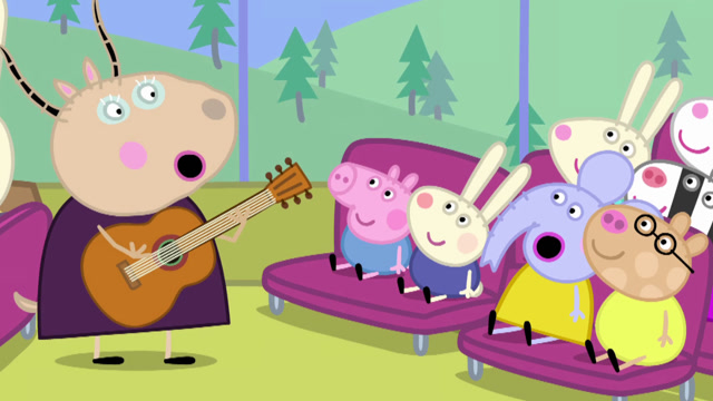 露营结束了,羚羊夫人在回去的路上给小朋友们弹吉他听