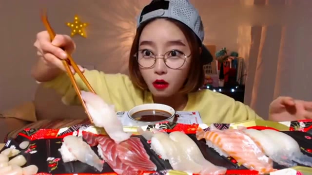美食大胃王吃播,欧尼姐姐享受生鱼片寿司,质嫩爽口,鲜美多汁