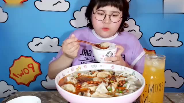 东北胖妞肉姐,狂吃大碗汤饺,网友:这不得又胖上几斤?