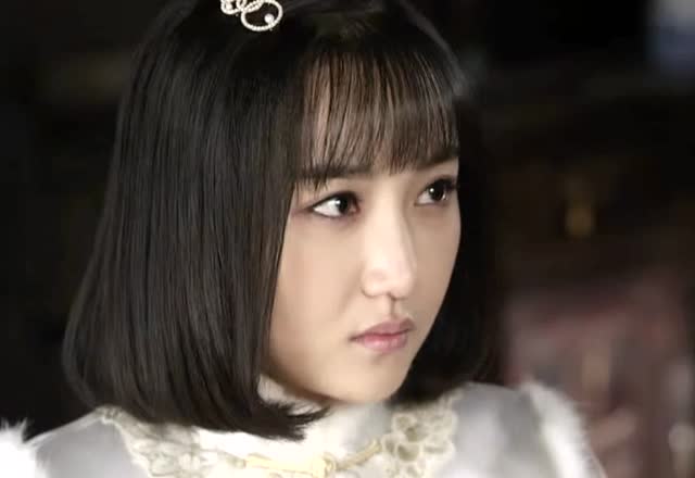 东风破: 苏小菊帮小凤画眉毛,画到一半却停下说了这句话!