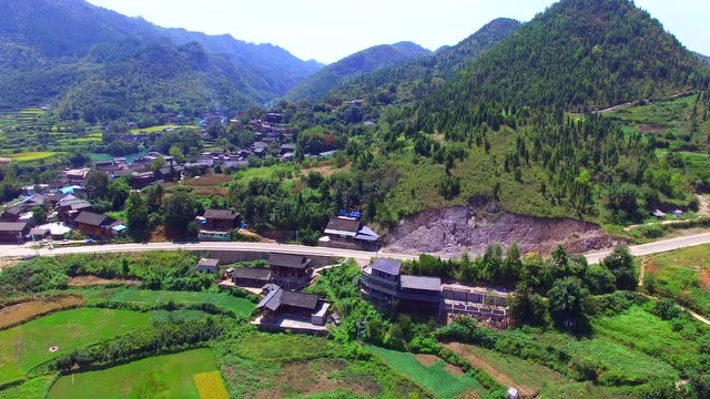贵州农村山坡上的房子,有钱了一定要回家修建这样的房子