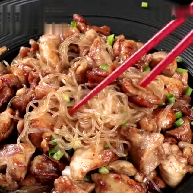 微波炉粉丝蒸鸡腿 超级简单 粉丝泡开 鸡肉腌好