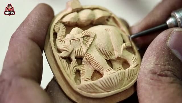 牛人手工雕刻一块不起眼的木块,雕完后太有价值了