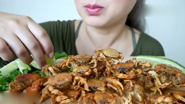 泰国阿姨吃油炸软壳蟹,一口咬下去声音超酥脆,口水流一地