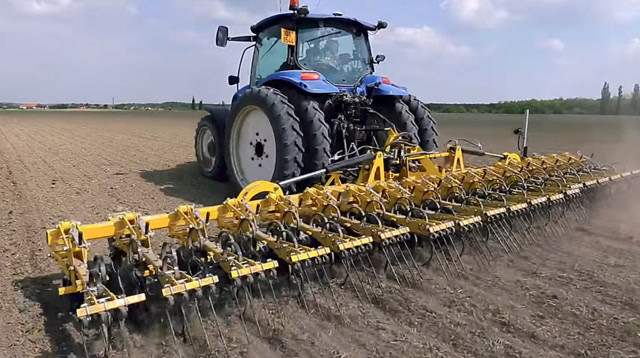 高科技行间耕耘机,一次可作业18垄地,一天能除草600亩!