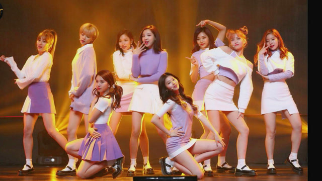 韩国女团美女粉色短裙,秀出曼妙长腿,一身短裙的装扮更是有活力