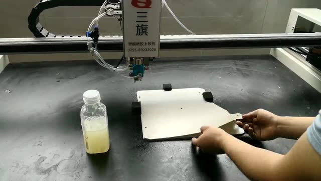 广东硅胶自动喷胶机_云母片喷胶 超细腻的雾化效果操作视频