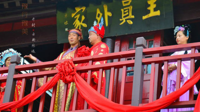 实拍清明上河园看王员外招婿,新郎新娘当众拜堂成亲!
