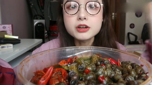 哎呦阿尤吃麻辣小龙虾和螺蛳,香香辣辣,看着都有食欲