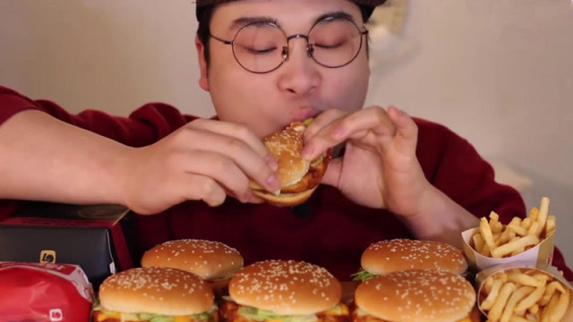 韩国大胃王吃巨大汉堡,大口吃得真带劲,胃口真好