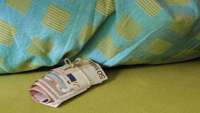 为什么要在枕头下放钱?而且钱还必须得卷起来,看完我也赶紧照做