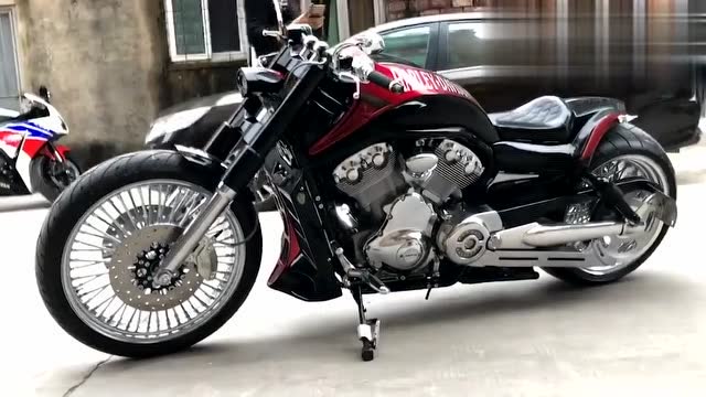 哈雷戴维森宽轮胎户外展示,马力十足