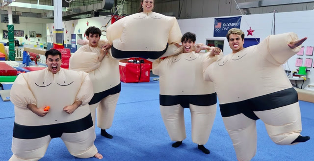 四兄弟全家玩相扑摔跤,双胞胎组团欺负爸妈?结果出乎意料