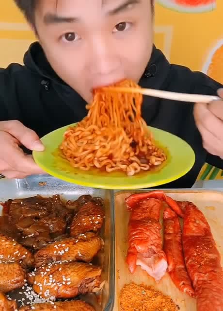 小哥超爱吃火鸡面,呼哧呼哧几口吃完,热气腾腾的超诱人!