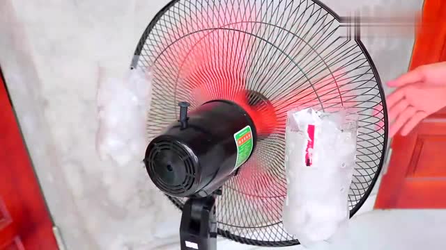 外国牛人用塑料瓶冰块制作空调网友太实用了