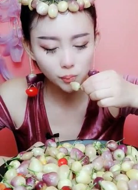 洋葱妹又来吃洋葱了,吃的眼泪直流,还是坚持吃,惹人心疼