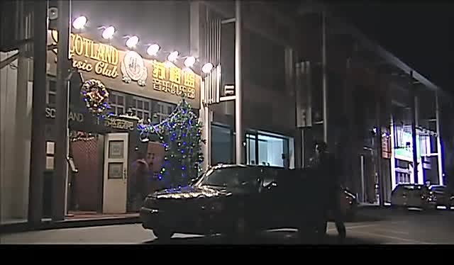 渴望城市章萍心中委屈发疯似的打着崔广仁