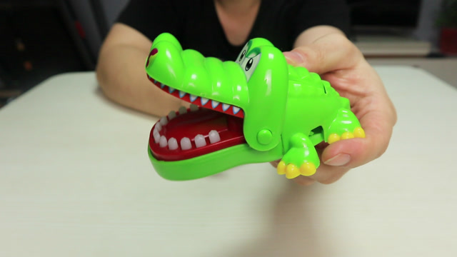 试玩好玩的小鳄鱼,这是一款好玩好玩的玩具,你们玩过吗?