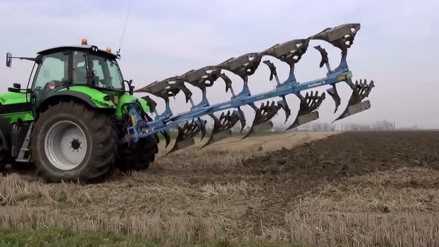 新型履带深耕耕地机,方便快捷,作业能力秒杀迪尔!